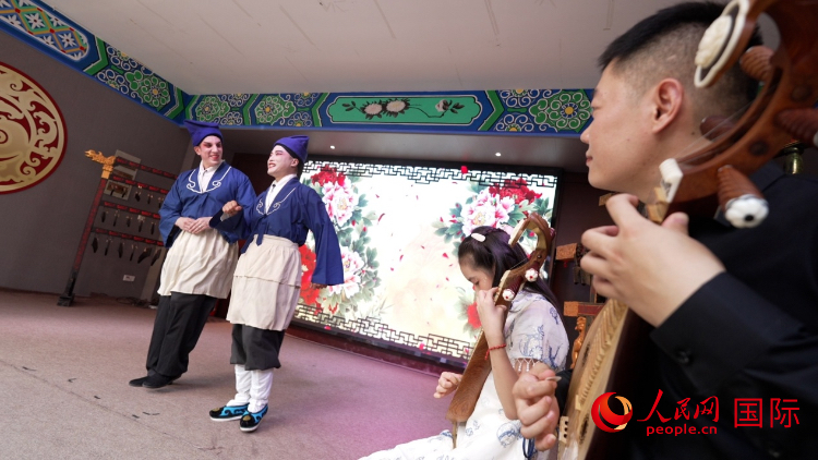 人民網(wǎng)外籍專家湖長(zhǎng)明體驗(yàn)柳琴戲。人民網(wǎng)記者 蘇纓翔攝