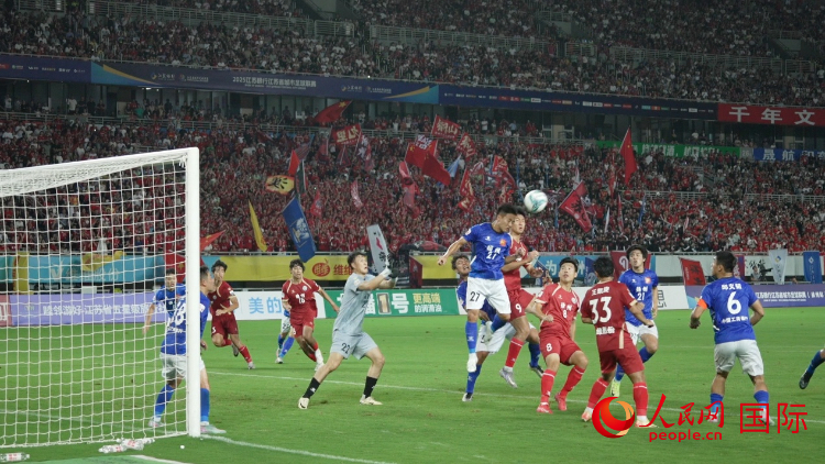 “蘇超”比賽現(xiàn)場(chǎng)。人民網(wǎng)記者 余樂攝