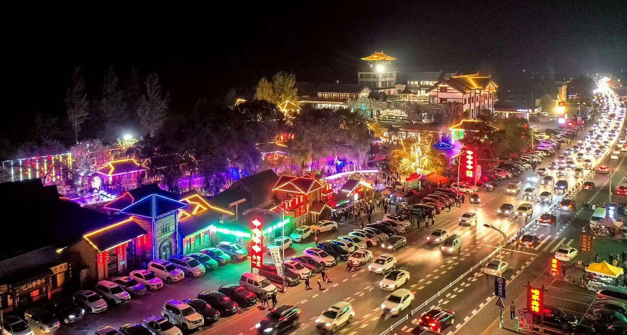 “小市一莊”夜景。受訪者供圖