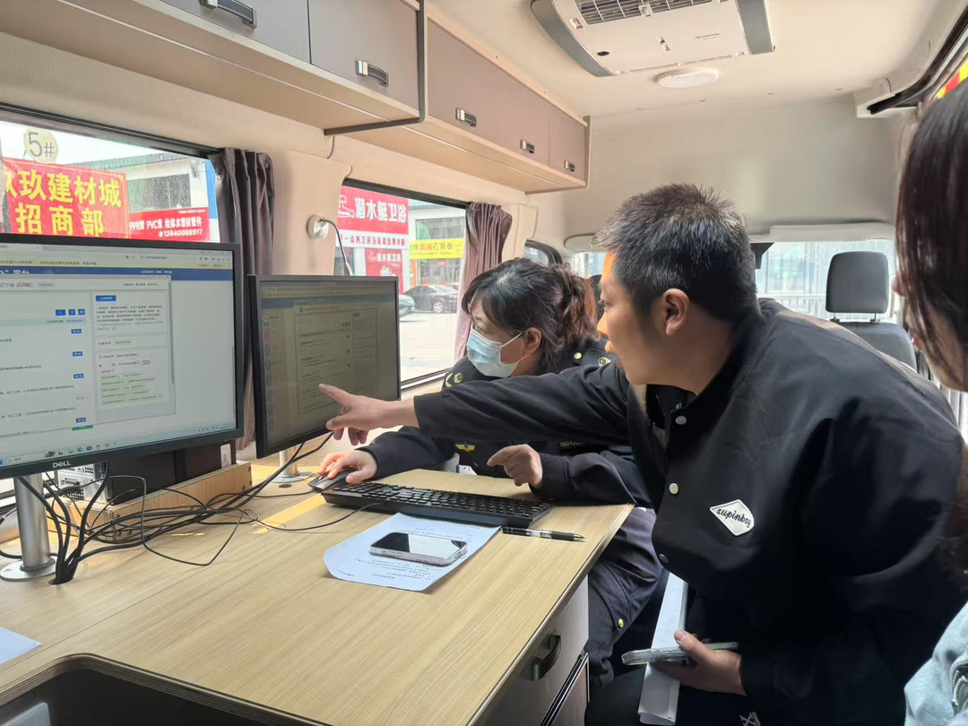 沈陽市大東區(qū)市場監(jiān)督管理局將政務服務窗口“搬”到商戶“家門口”，現(xiàn)場為經(jīng)營主體集中辦理并頒發(fā)營業(yè)執(zhí)照。沈陽市營商局供圖