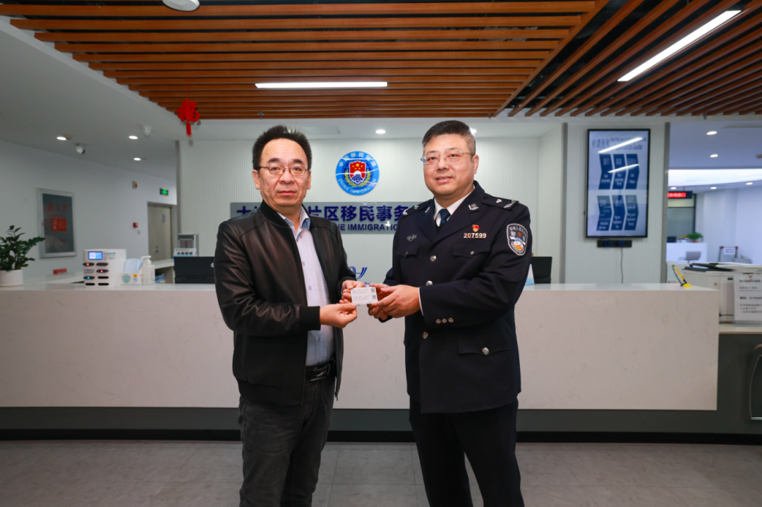 全省首張往來港澳人才簽注落地大連自貿(mào)片區(qū)。遼寧自貿(mào)試驗區(qū)大連片區(qū)供圖