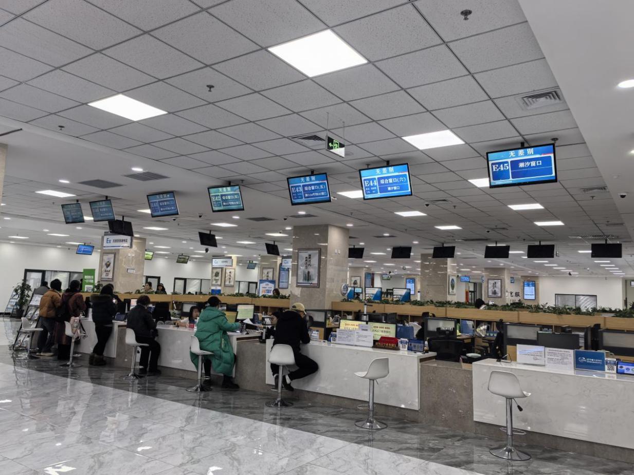 沈陽市蘇家屯區(qū)創(chuàng)新推出全程網(wǎng)辦、網(wǎng)上申辦+材料郵寄等多元辦理模式，打破傳統(tǒng)政務服務的時空限制。蘇家屯區(qū)委宣傳部供圖