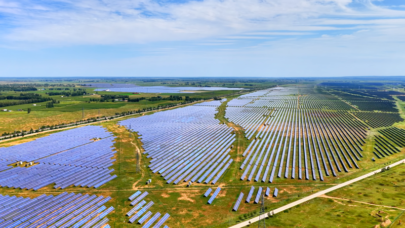 定邊縣連片光伏板鋪展成綠色能源畫(huà)卷。陳煜攝