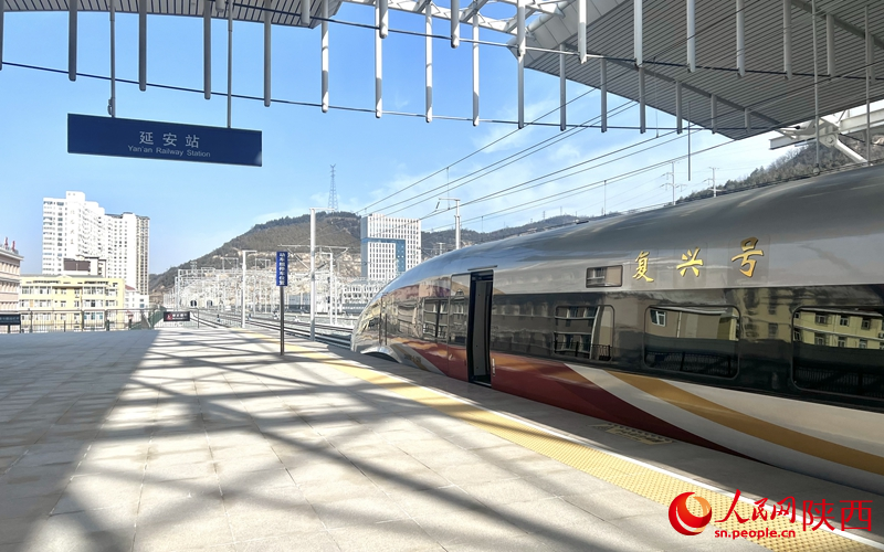 2025年12月26日，C9312次復(fù)興號(hào)列車(chē)抵達(dá)延安站。人民網(wǎng)記者 鄧楠攝