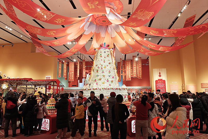 觀眾在中國非物質(zhì)文化遺產(chǎn)館參觀展覽。人民網(wǎng)記者 韋衍行攝