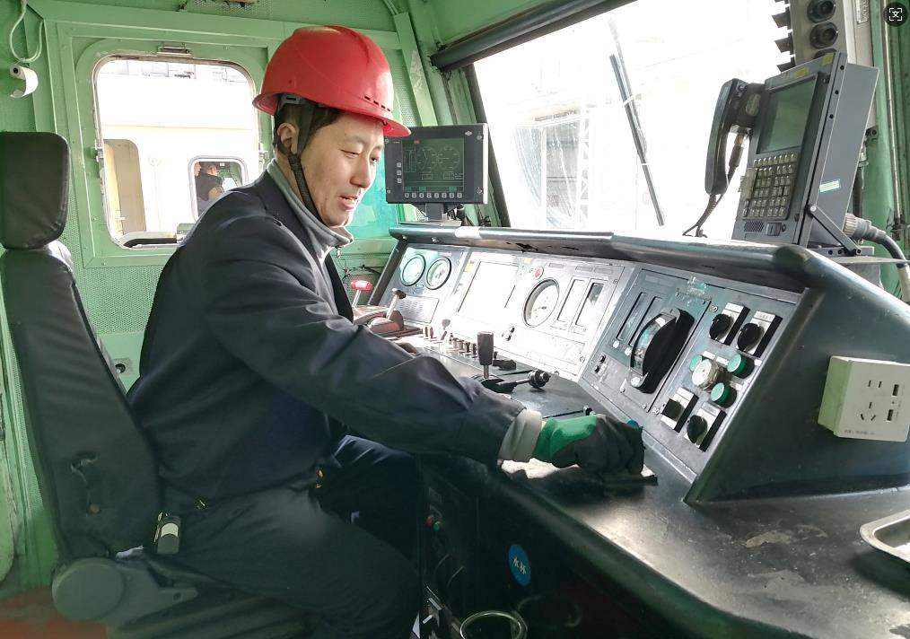 韓文盛正在檢查司機(jī)室操作臺(tái)。張秋生 攝