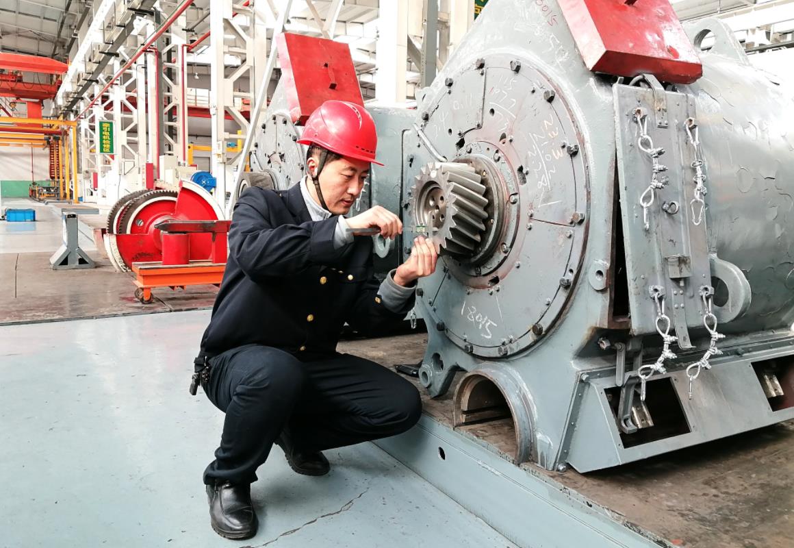 韓文盛用深度尺測(cè)量牽引電機(jī)主動(dòng)齒輪裝入量。