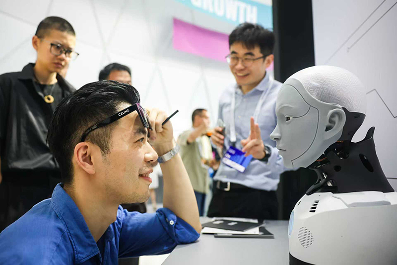 無論科技多模態(tài)情感交互表情頭機(jī)器人。合肥高新區(qū)供圖