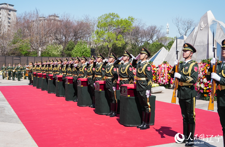 第十三批在韓中國人民志愿軍烈士安葬儀式現(xiàn)場。人民網(wǎng)記者 邱宇哲攝
