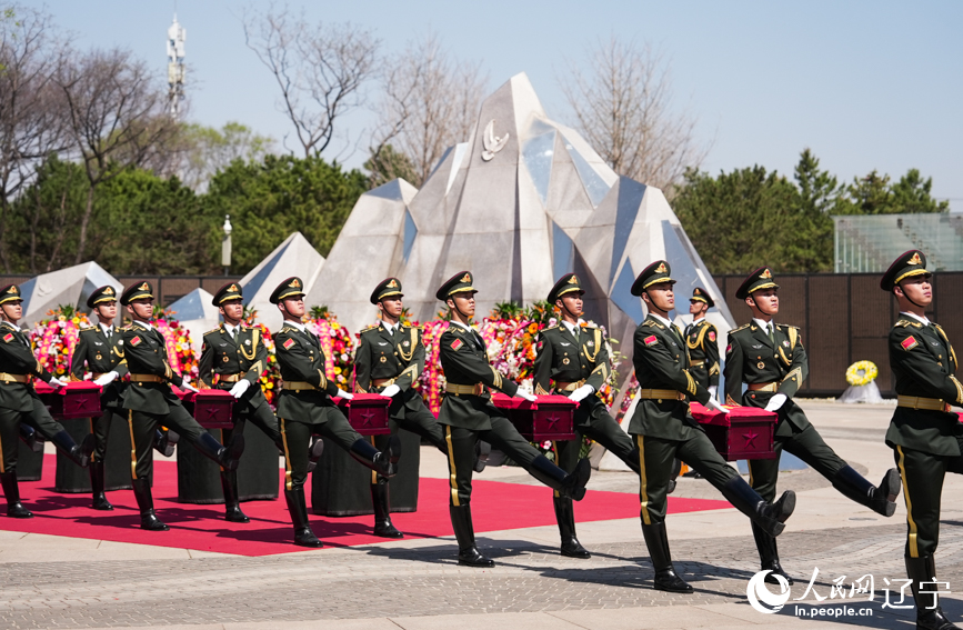第十三批在韓中國人民志愿軍烈士安葬儀式現(xiàn)場。人民網(wǎng)記者 邱宇哲攝