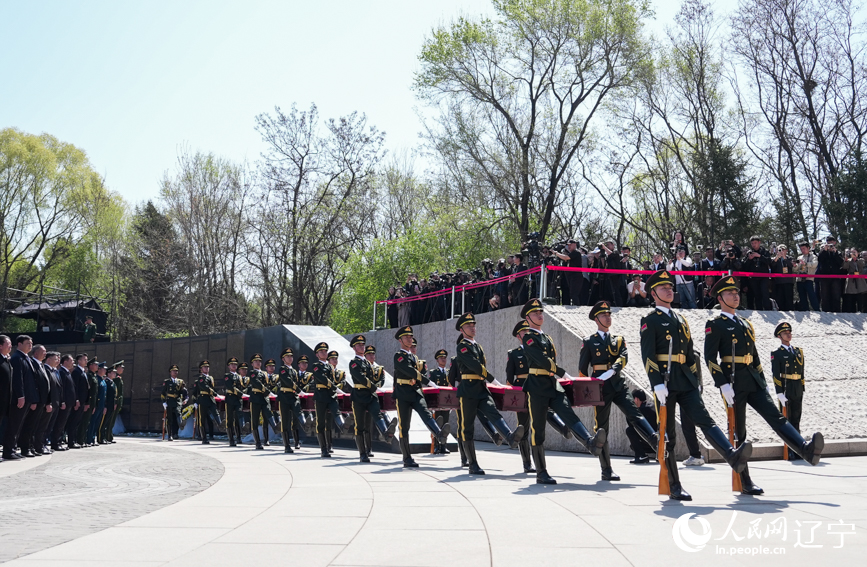第十三批在韓中國人民志愿軍烈士安葬儀式現(xiàn)場。人民網(wǎng)記者 邱宇哲攝