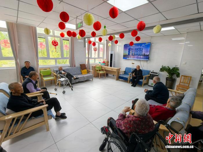 初春，奇臺(tái)農(nóng)場(chǎng)108社區(qū)的天頤疆耆養(yǎng)老院里，暖意融融。胡健 攝