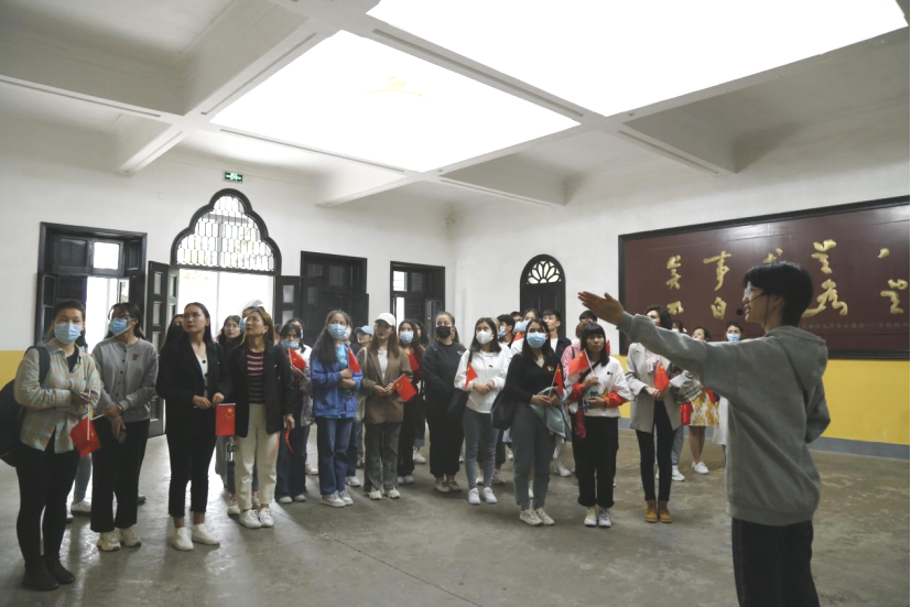 2021年5月20日，在喜迎中國共產(chǎn)黨建黨100周年之際，我校開展了少數(shù)民族學(xué)生“學(xué)黨史、感恩黨、跟黨走”紅色研學(xué)活動(dòng)。