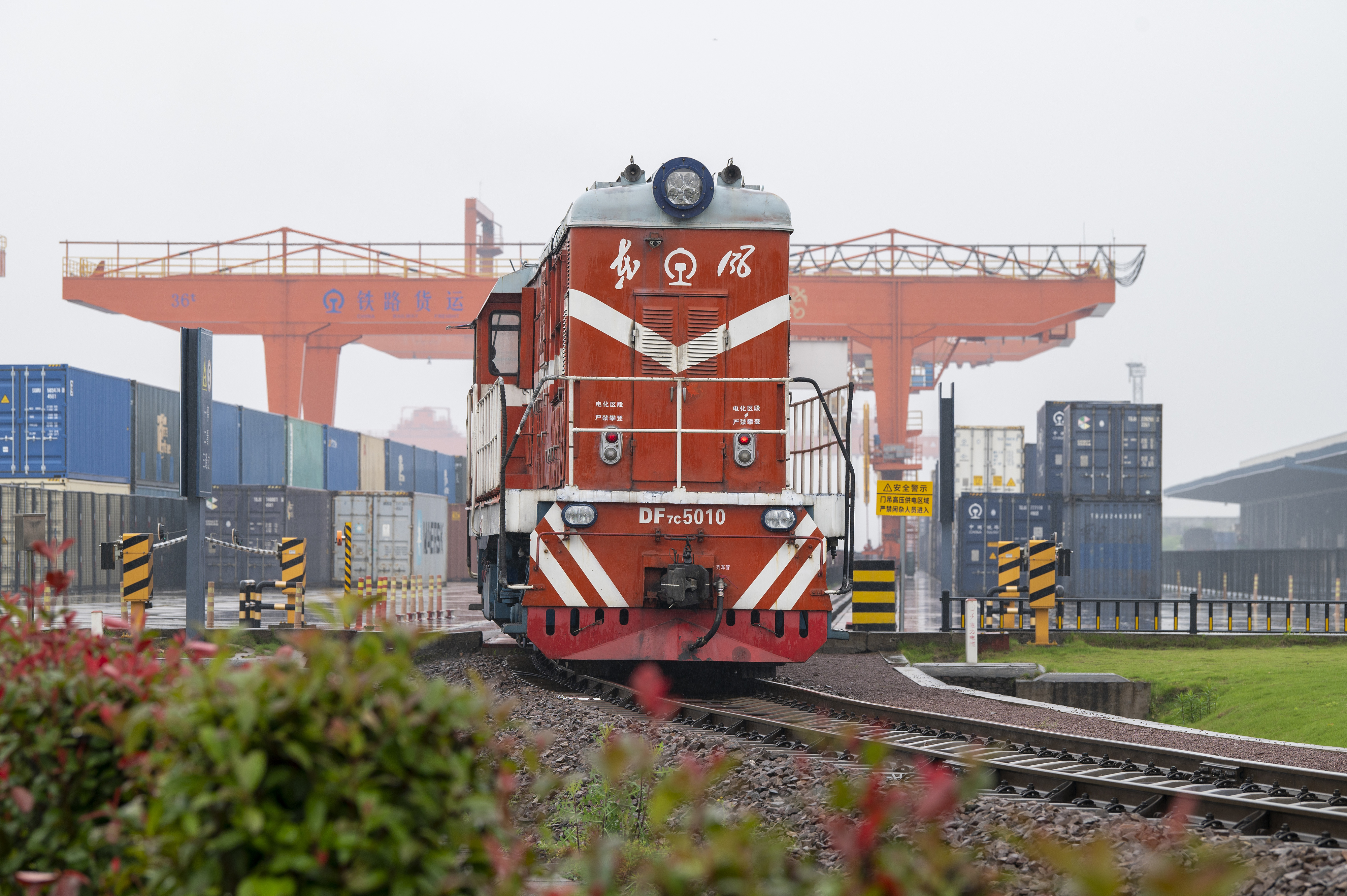2024年5月5日，“五一”假期最后一天。在浙江省金華市金東區(qū)鐵路金華南站，一列滿載110標(biāo)箱的中歐班列緩緩啟程駛往匈牙利。