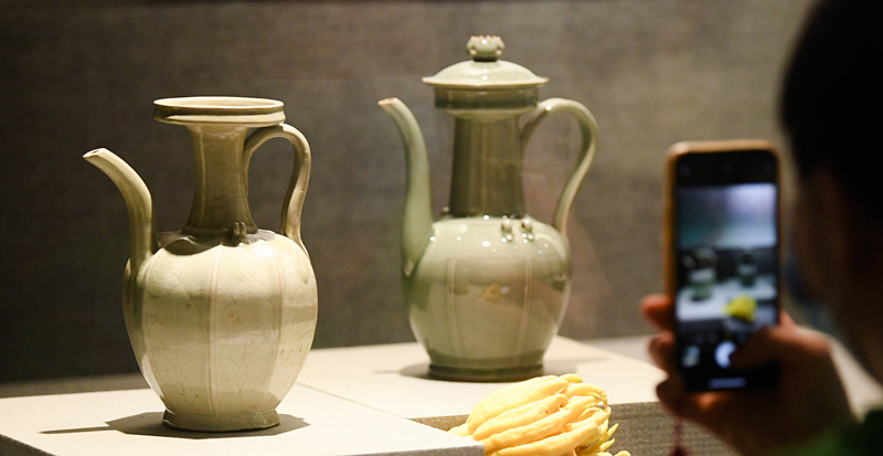 2021年9月14日，浙江省博物館，觀眾在拍攝北宋龍泉窯執(zhí)壺（左）和龍泉青瓷藝人劉杰制作的執(zhí)壺。