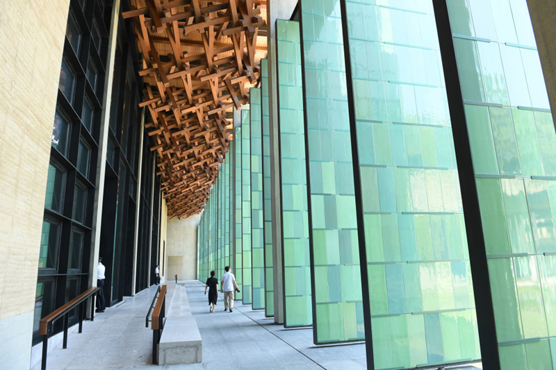 2022年7月23日，杭州國家版本館屋頂的木構和青瓷門扇相映成趣。