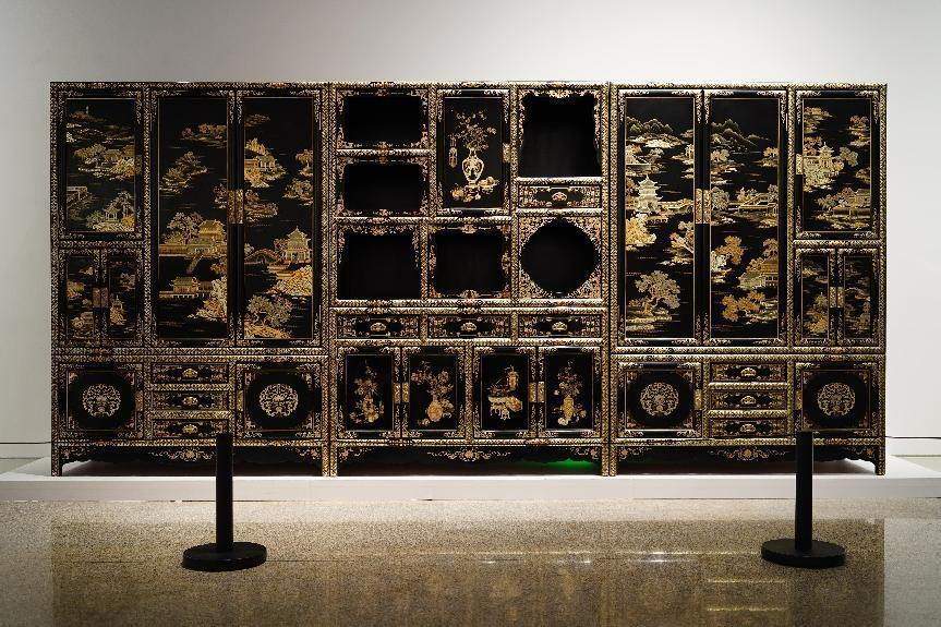 2023年7月9日，北京，中國(guó)工藝美術(shù)館·中國(guó)非物質(zhì)文化遺產(chǎn)館，“山西特色專(zhuān)業(yè)鎮(zhèn)平遙非遺雙寶中華行”展覽展出的推光漆器作品。