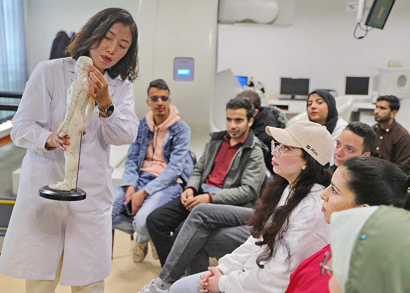 2023年4月19日，河北省秦皇島市中醫(yī)醫(yī)院醫(yī)務(wù)工作者為燕山大學(xué)外國留學(xué)生講解中醫(yī)經(jīng)絡(luò)知識(shí)。