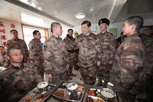 2014年1月26日中午，習近平來到連隊食堂，同戰(zhàn)士們一起用餐。新華社記者 李剛 攝