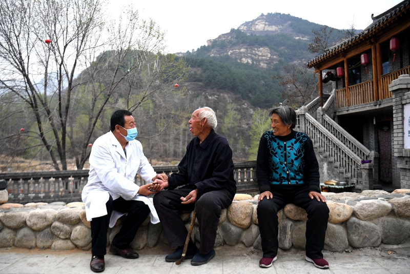 2020年4月15日，在河北阜平縣龍泉關鎮(zhèn)駱駝灣村，村醫(yī)霍建國為村民把脈。