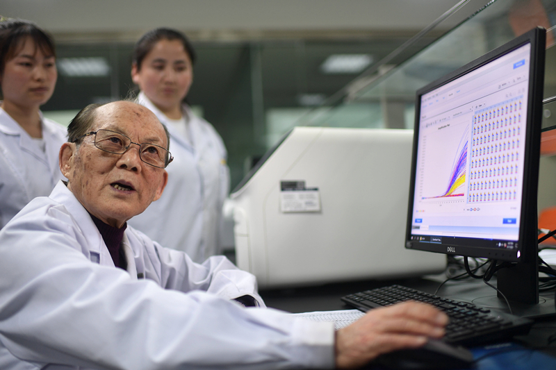 2021年6月17日，吳天一（前）在青海西寧的實驗室內(nèi)和學生討論。