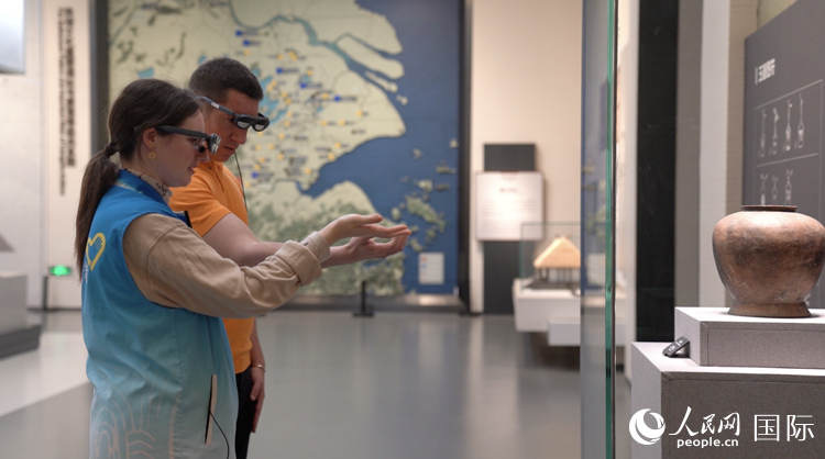 人民網(wǎng)外籍專家在良渚博物院體驗AR眼鏡。人民網(wǎng)記者 袁蒙攝