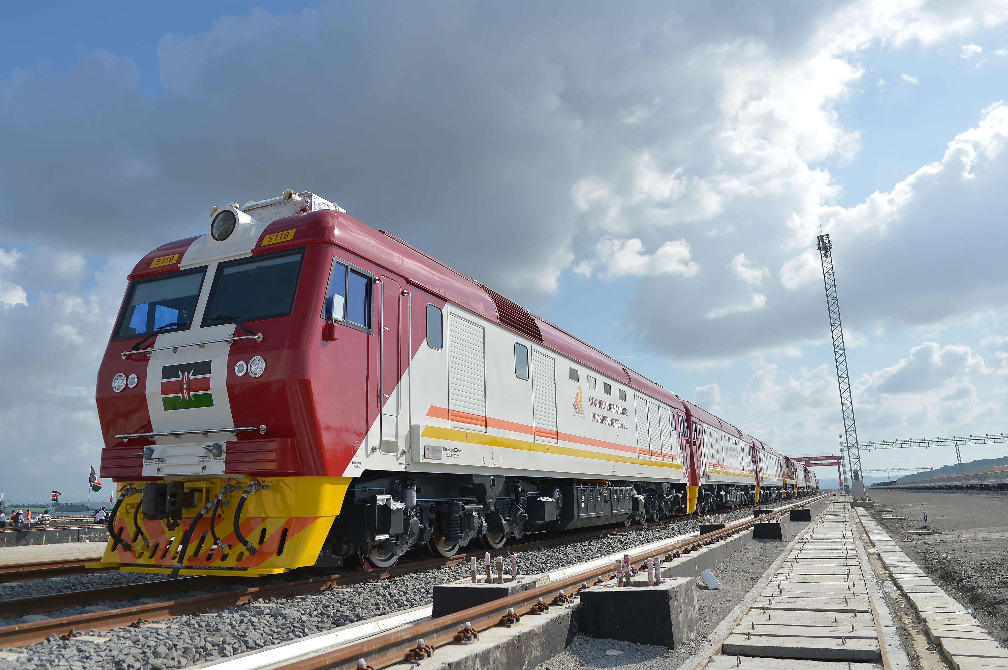 當(dāng)?shù)貢r間2017年5月30日，肯尼亞蒙巴薩，連接肯尼亞港口城市蒙巴薩和首都內(nèi)羅畢的蒙內(nèi)鐵路正式竣工通車。