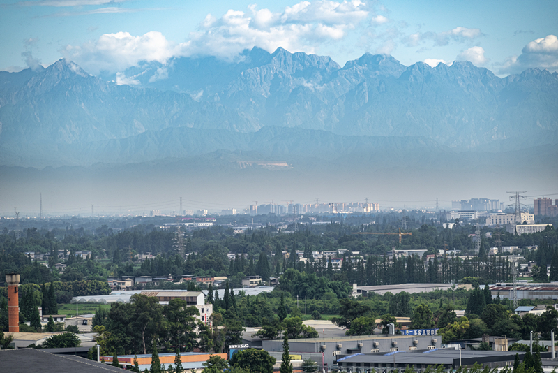 2024年7月1日，成都天氣晴好，遠處雪山清晰可見。
