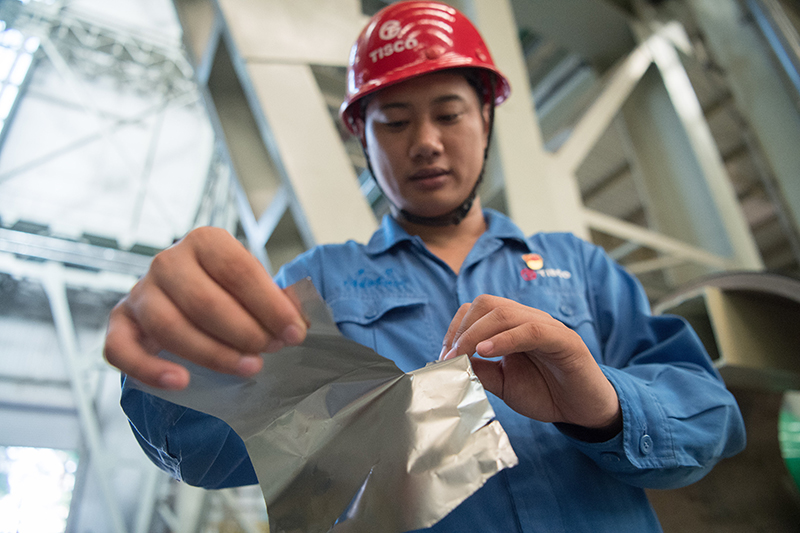 2018年8月8日，山西省太原市，太鋼精密帶鋼公司工作人員用手撕開不銹鋼。