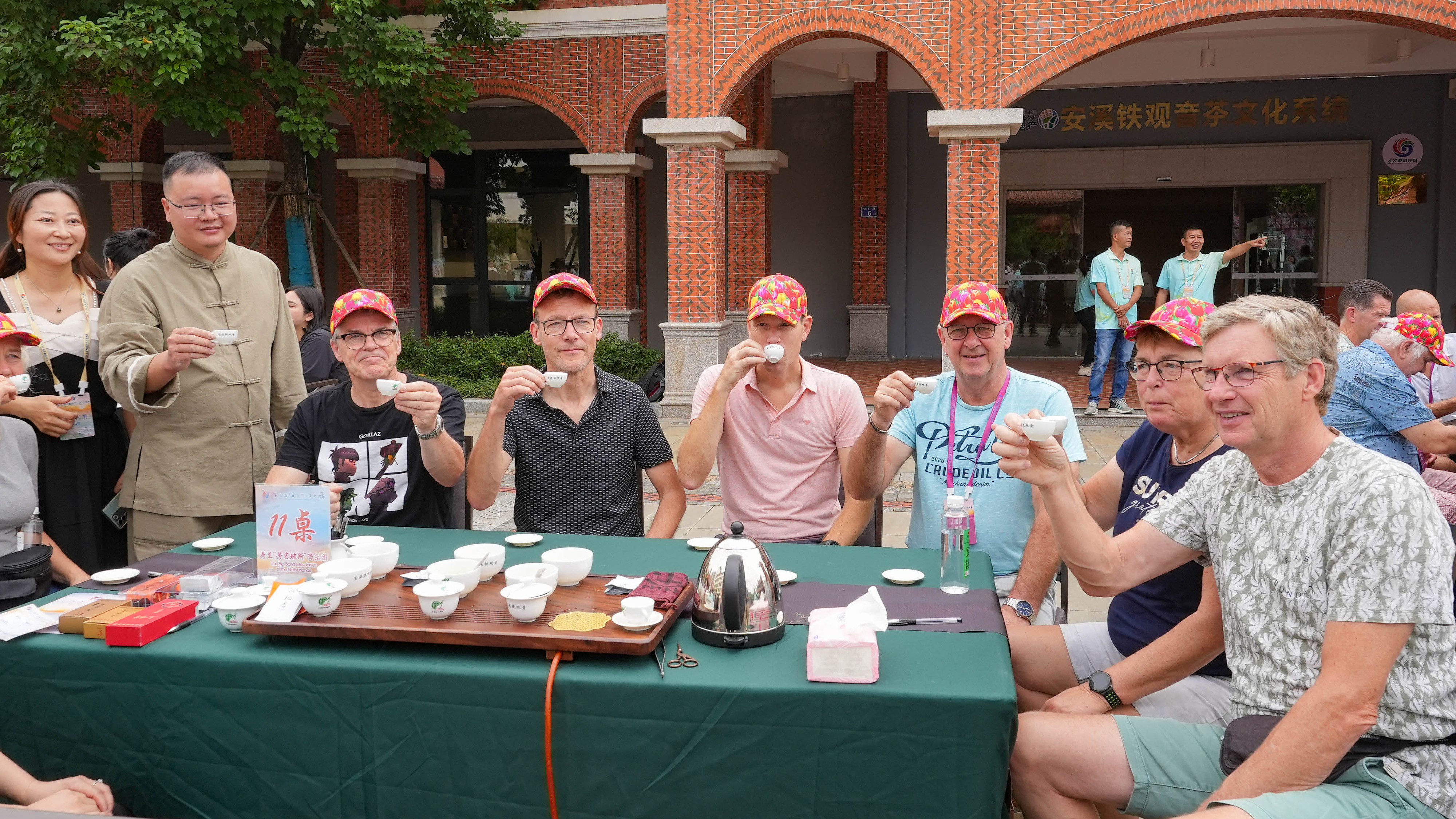 △2023年10月4日，福建泉州，外國(guó)人品中國(guó)茶。