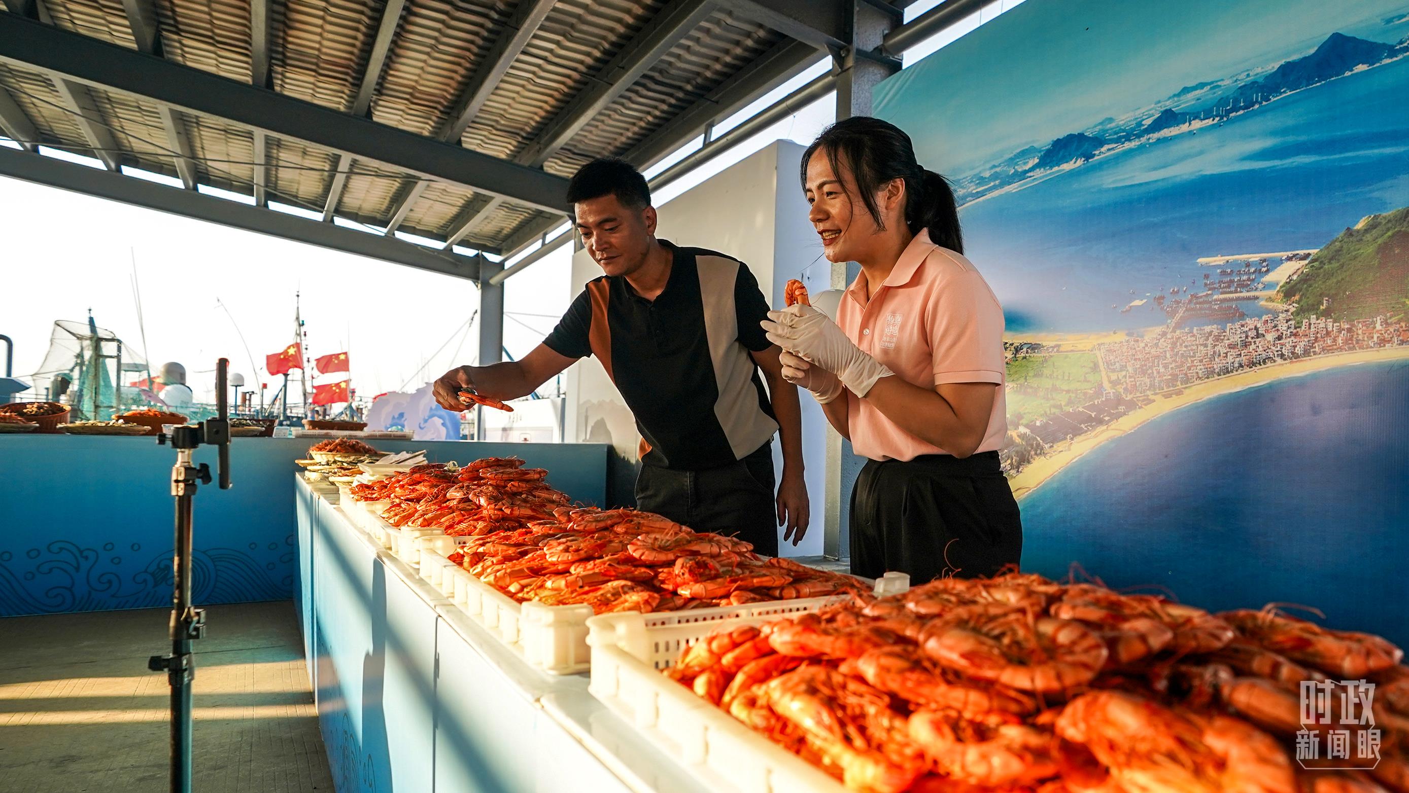 △正在直播賣貨的澳角村村民。（總臺(tái)記者李晉拍攝）