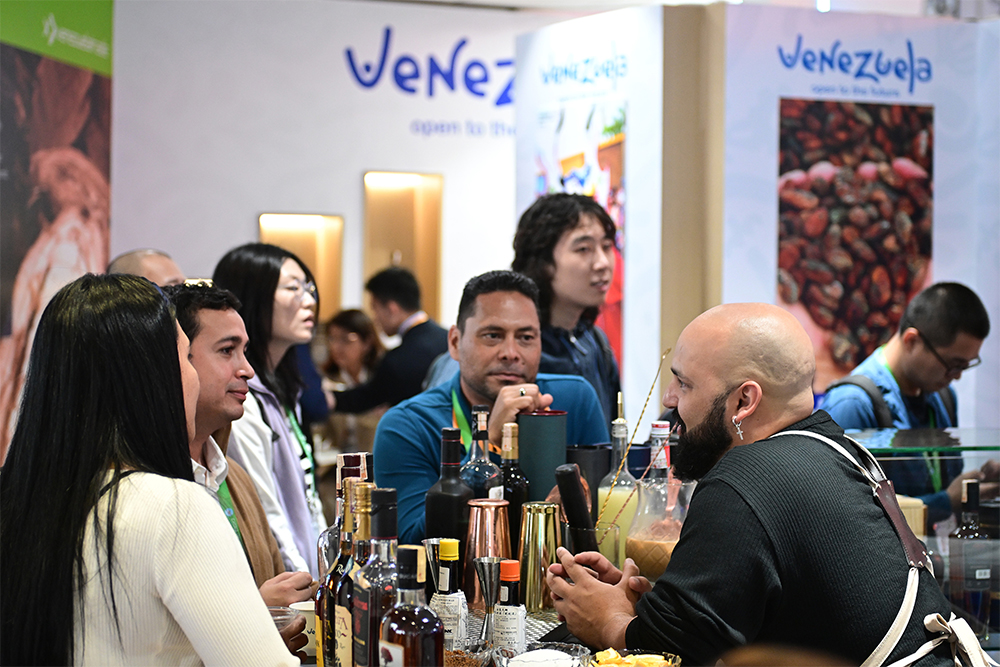 2023年11月9日，上海，觀眾在進(jìn)博會(huì)委內(nèi)瑞拉館參觀、交流、洽談。