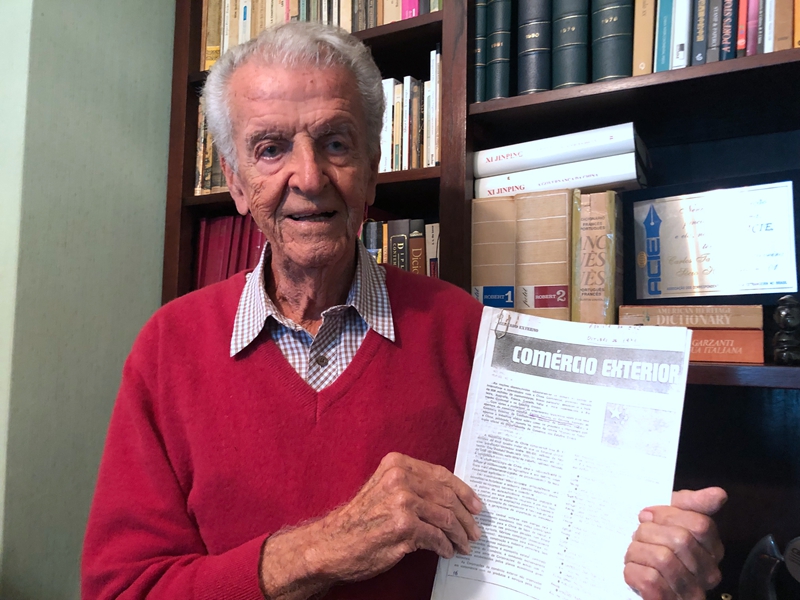 卡洛斯·塔瓦雷斯與其1971年發(fā)表的文章《中國(guó)的對(duì)外貿(mào)易》。資料圖片