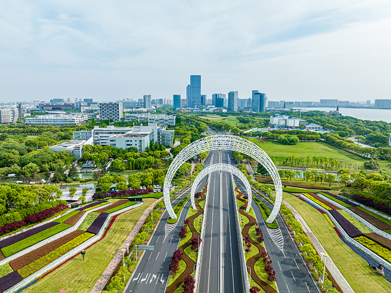 圖為蘇州工業(yè)園區(qū)星湖街鋼結(jié)構(gòu)雕塑。