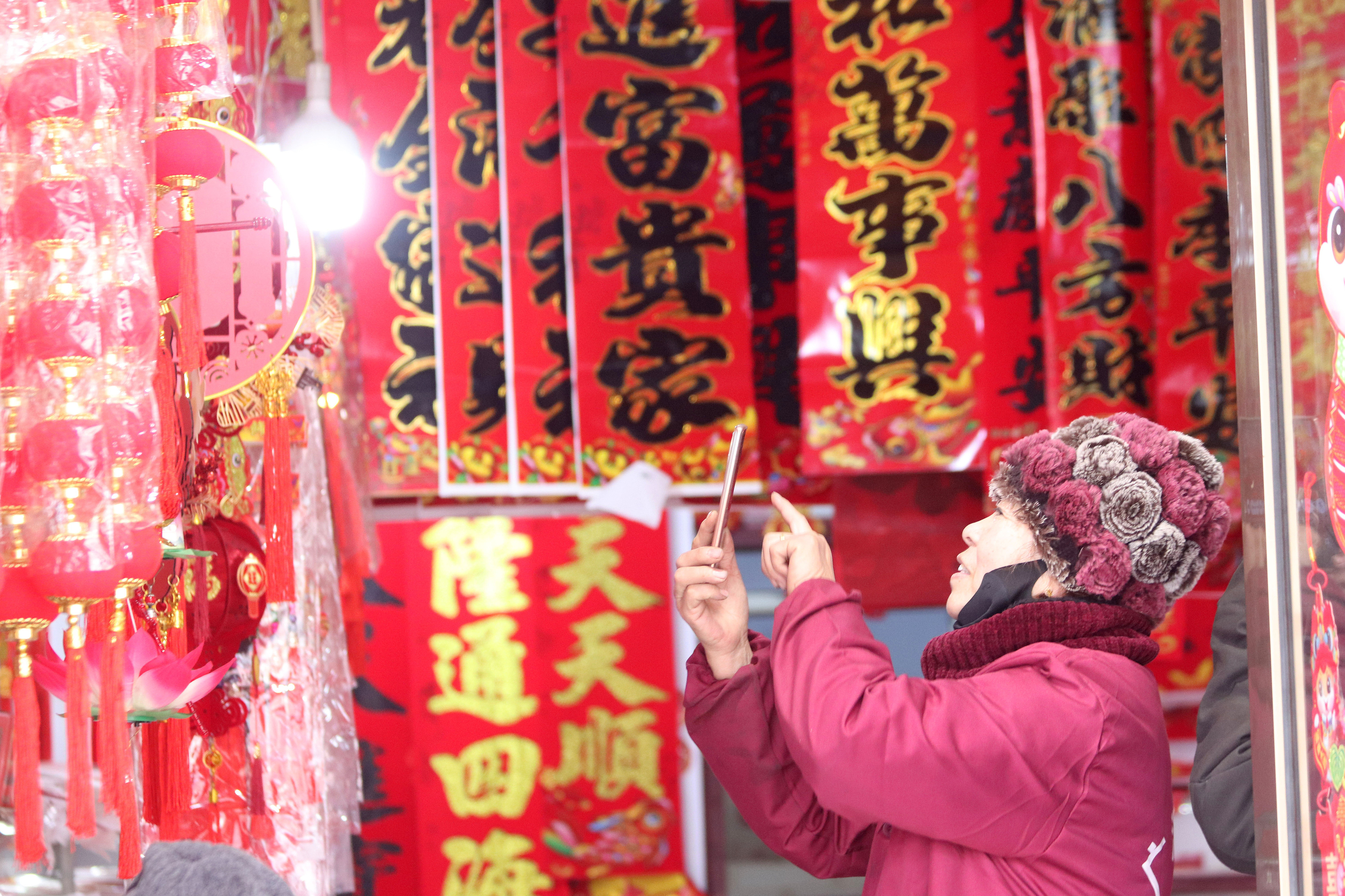 2025年1月5日，在山東省高密市夏莊鎮(zhèn)東李家村，商戶使用手機推銷新春飾品。