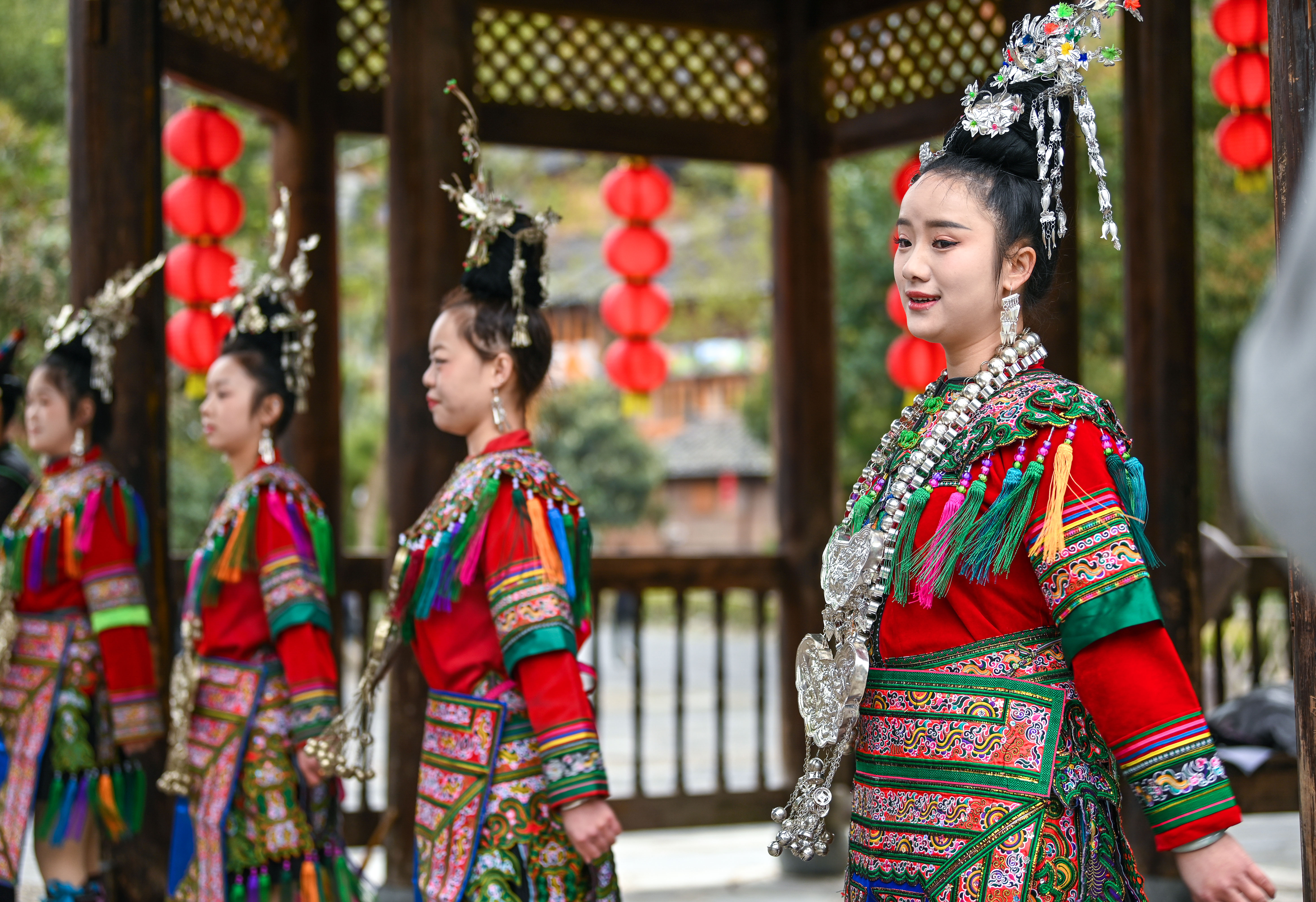  2025年3月18日，侗族群眾在貴州省黎平縣肇興侗寨給游客演唱侗族大歌。