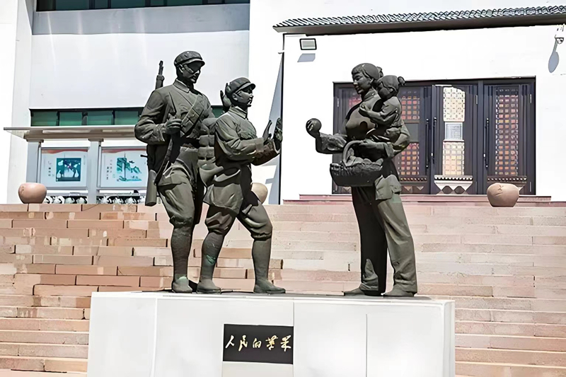 錦州蘋果廉政文化展覽館前的《人民的蘋果》主題雕塑。（由遼沈戰(zhàn)役紀念館供圖）