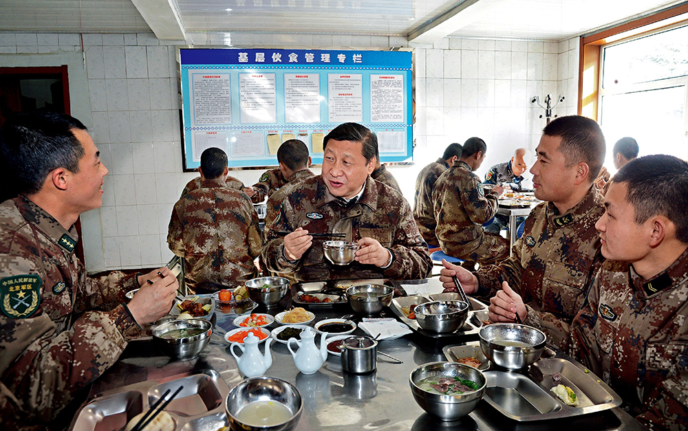 2014年1月26日，習(xí)近平主席專程來到內(nèi)蒙古軍區(qū)邊防某部，親切看望慰問戍邊官兵。這是在連隊(duì)食堂，習(xí)近平主席同戰(zhàn)士們一起用餐。