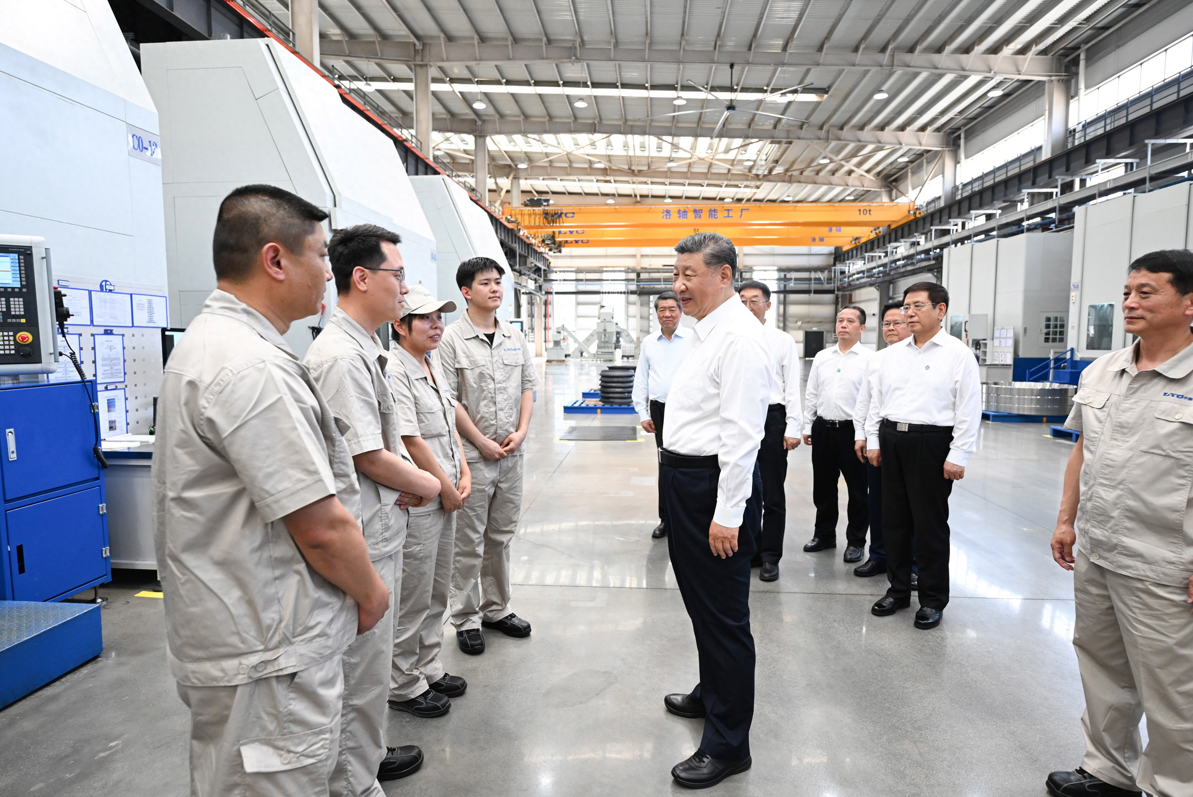 5月19日至20日，中共中央總書記、國(guó)家主席、中央軍委主席習(xí)近平在河南考察。這是19日下午，習(xí)近平在洛陽軸承集團(tuán)股份有限公司智能工廠考察時(shí)，同企業(yè)職工親切交流。新華社記者 燕雁 攝