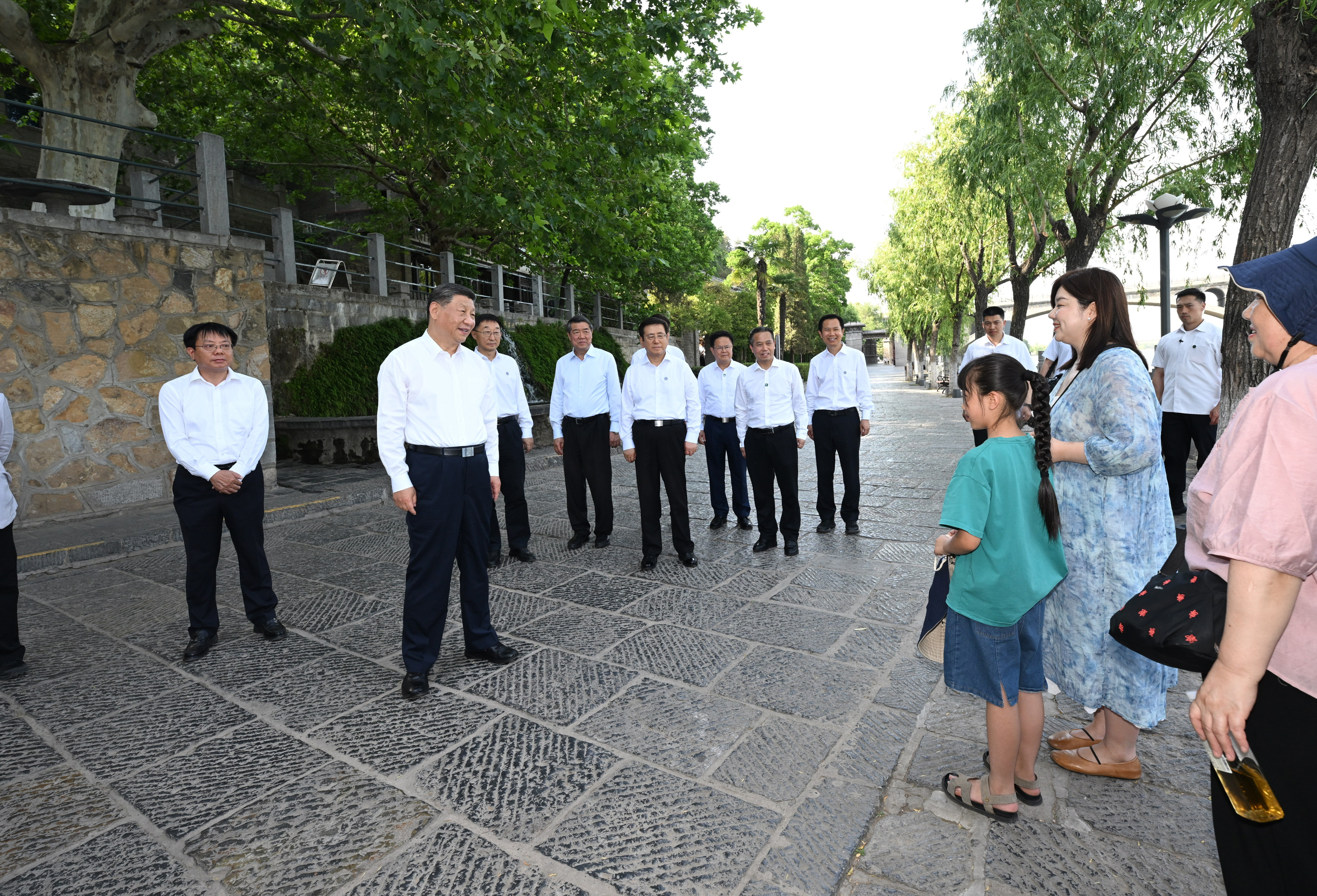 5月19日至20日，中共中央總書記、國家主席、中央軍委主席習(xí)近平在河南考察。這是19日下午，習(xí)近平在洛陽龍門石窟考察時(shí)，同游客親切交流。新華社記者 謝環(huán)馳 攝