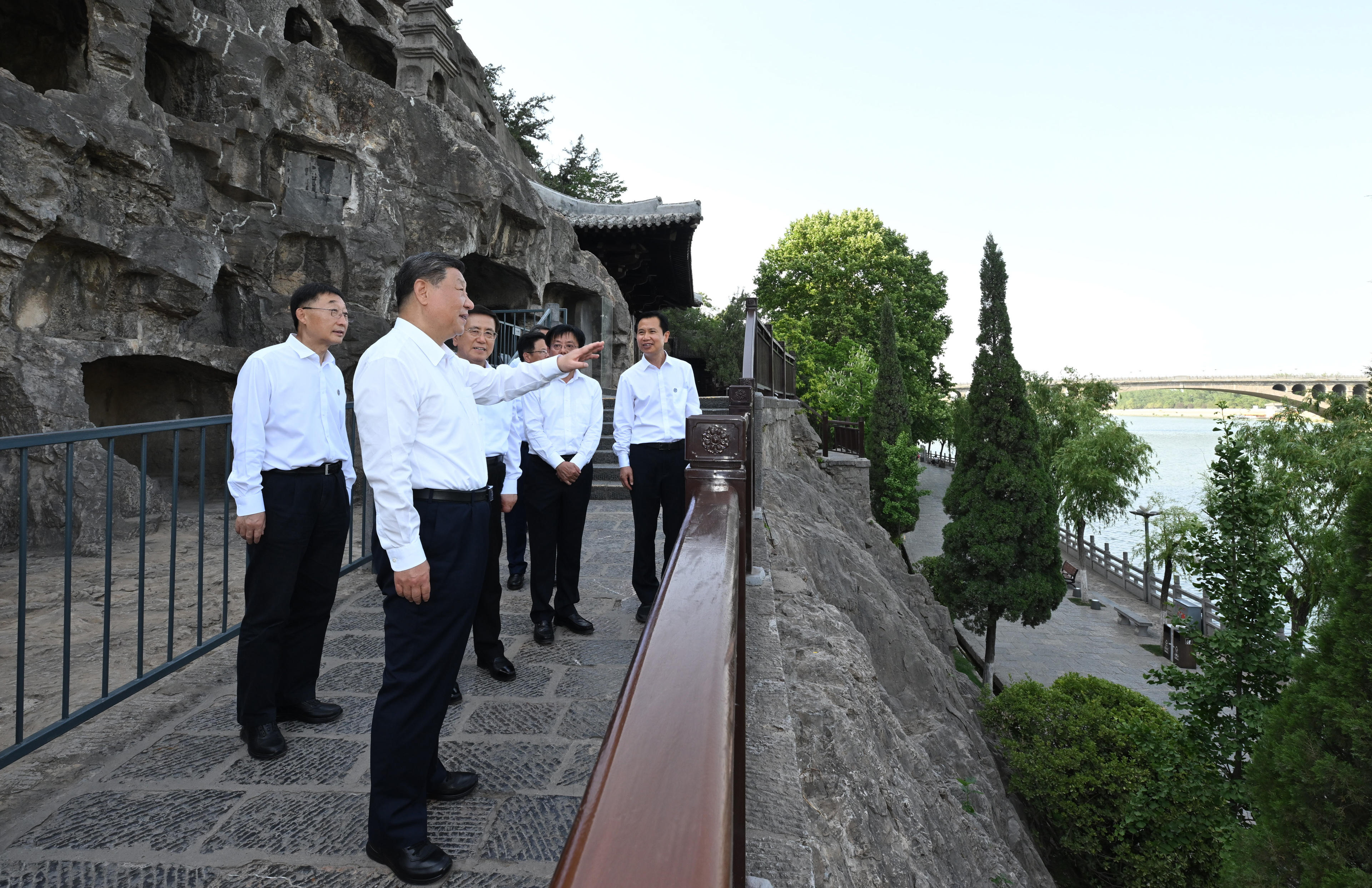 5月19日至20日，中共中央總書記、國家主席、中央軍委主席習(xí)近平在河南考察。這是19日下午，習(xí)近平在洛陽龍門石窟考察。新華社記者 謝環(huán)馳 攝