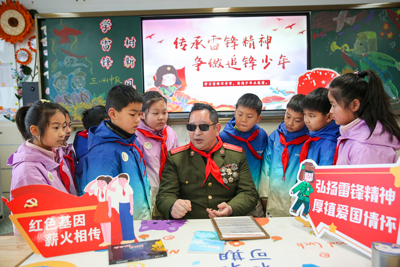 2025年3月3日，江蘇南通如皋市安定小學(xué)里，傷殘軍人許波銀在思政小課堂上向?qū)W生講述雷鋒故事。