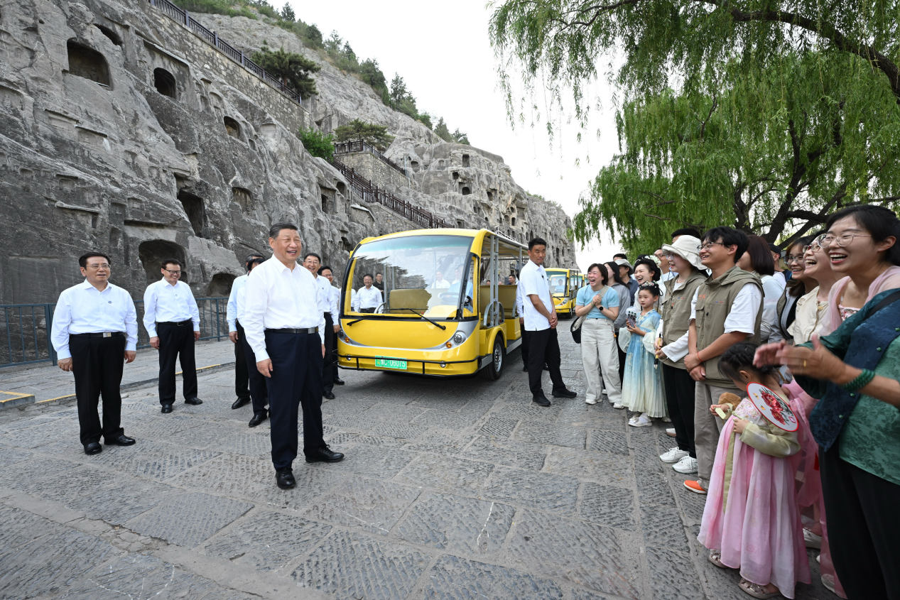 5月19日，習(xí)近平在洛陽(yáng)龍門(mén)石窟考察時(shí)，同游客親切交流。