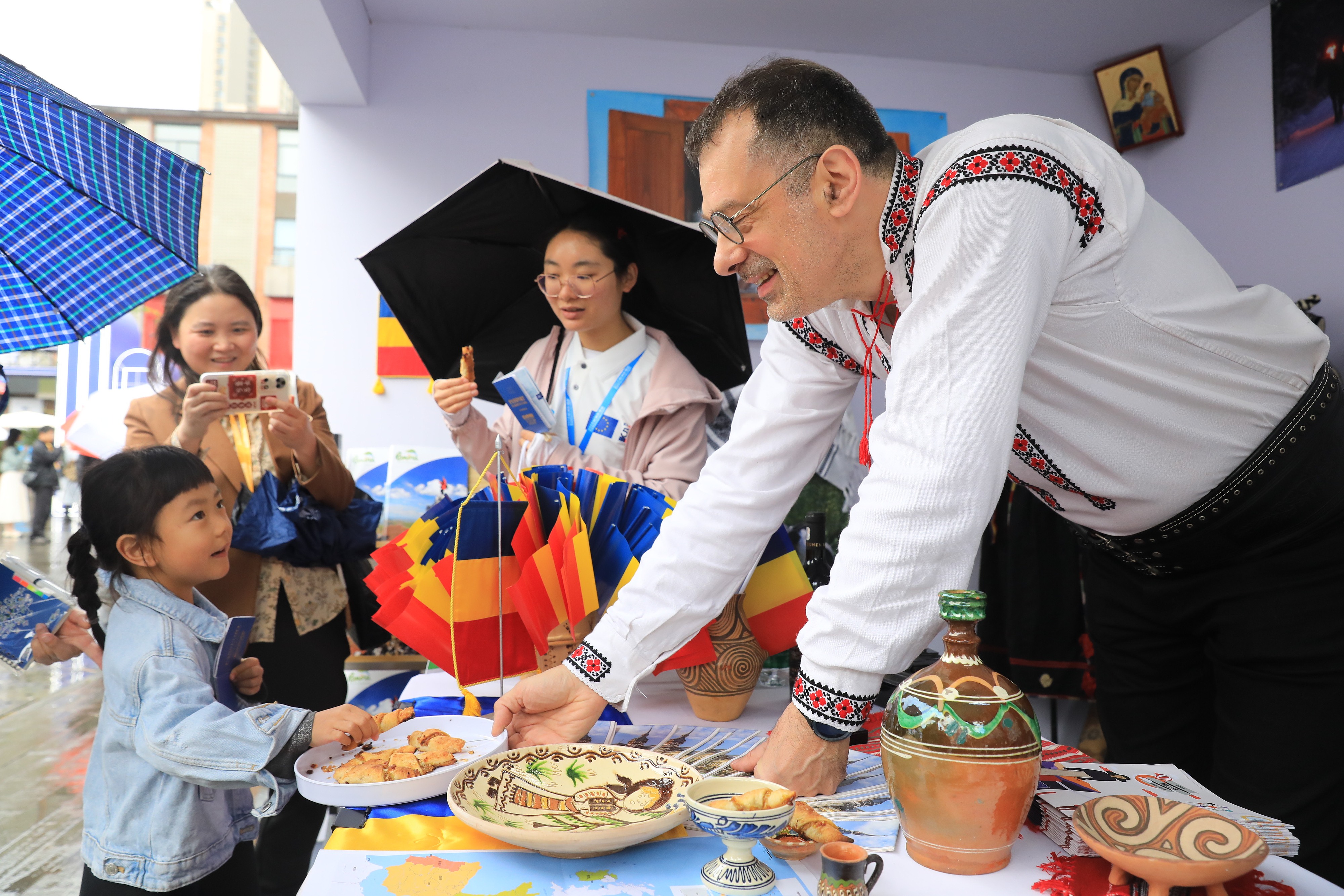 2025年4月12日，四川省成都市“2025成都·歐洲文化季”活動融匯藝術(shù)、音樂、美食與互動體驗，為民眾打造了一場“沉浸式”文化嘉年華。