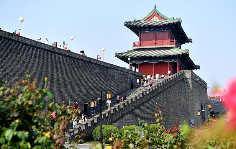 2024年9月16日，游客在河北省石家莊市正定古城游玩。