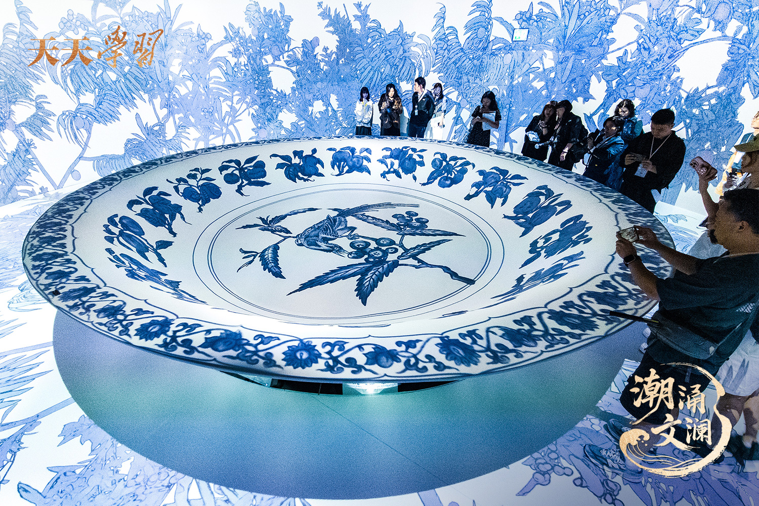 2025年5月13日，“‘紋’以載道——故宮博物院沉浸式數(shù)字體驗(yàn)展”亮相香港故宮文化博物館。