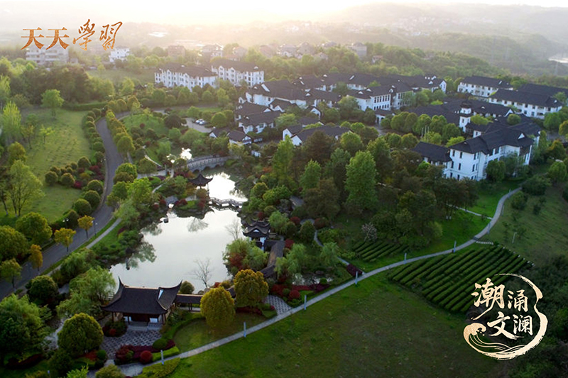 如今，越劇不僅活躍在嵊州人日常生活的一個(gè)個(gè)角落，也深深烙印在嵊州人的精神血脈之中。圖為古色古香的嵊州越劇藝術(shù)學(xué)校。