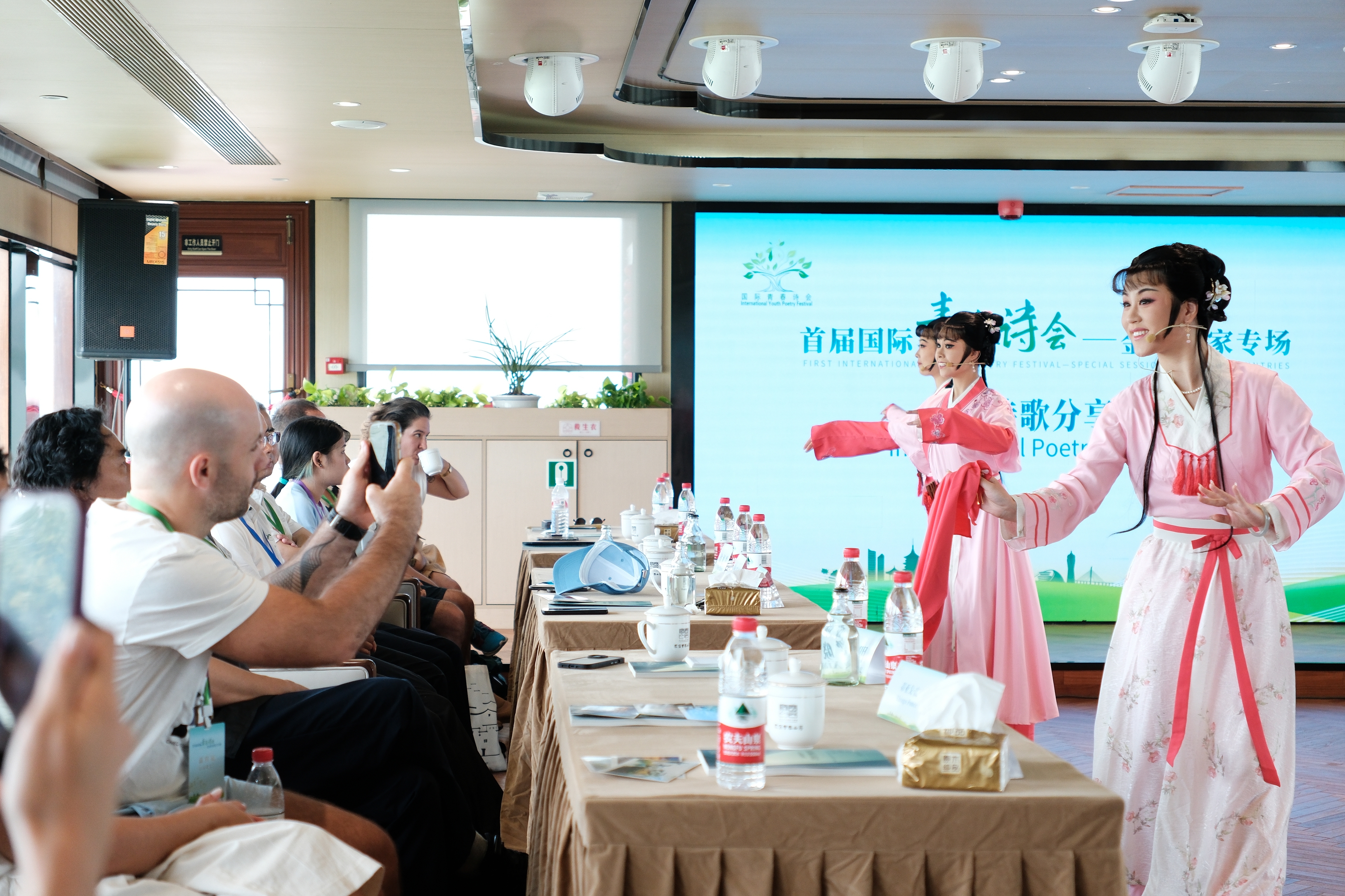 2024年7月21日，浙江杭州，金磚國家外國友人欣賞越劇《富陽新曲》。