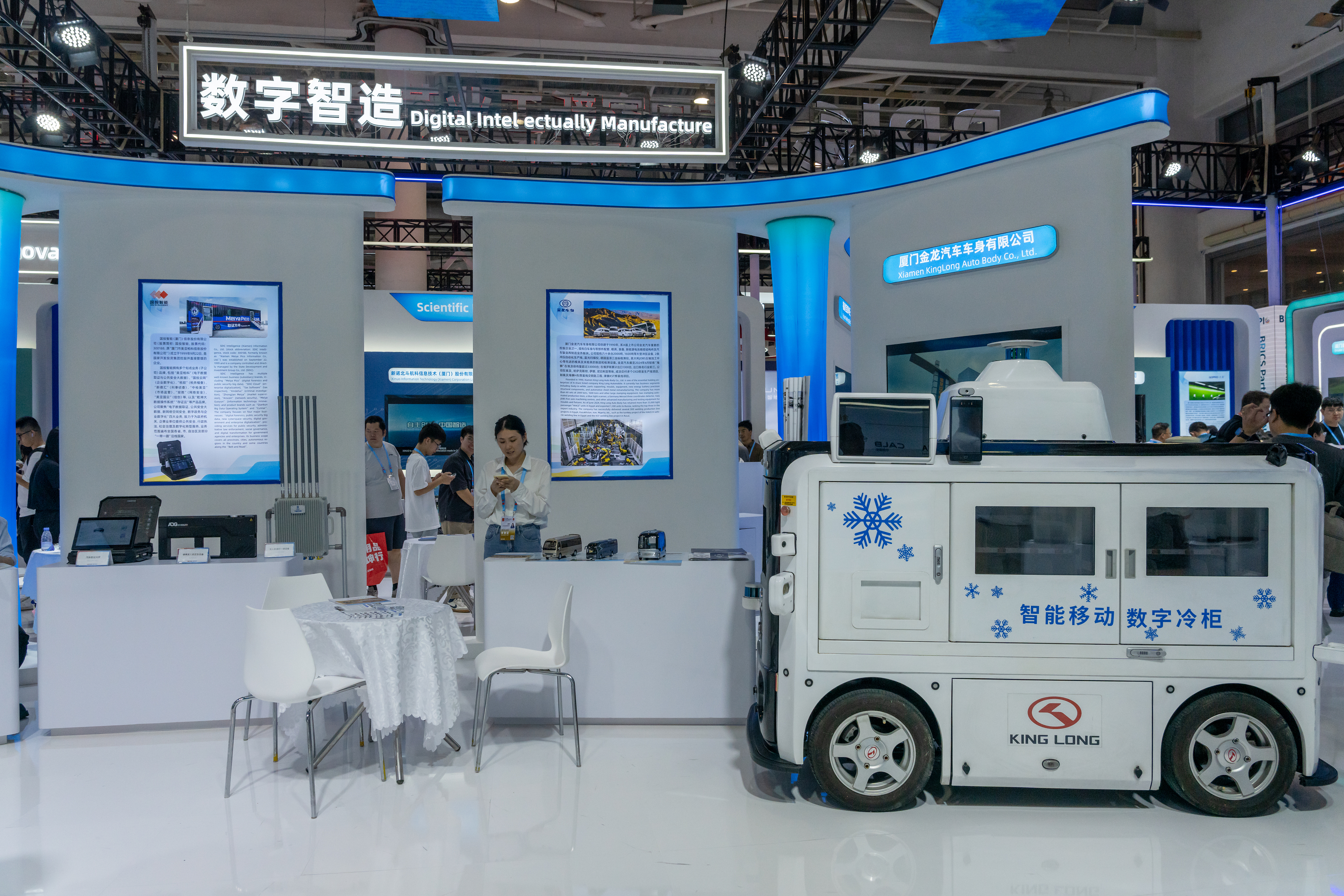 2024年9月9日，福建廈門，觀眾在金磚國家新工業(yè)革命伙伴關(guān)系創(chuàng)新基地展位參觀、洽談。