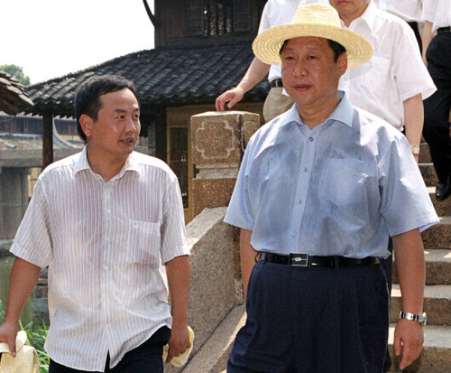 2005年8月3日，習(xí)近平在浙江嘉興桐鄉(xiāng)市烏鎮(zhèn)調(diào)研古鎮(zhèn)保護(hù)工作。資料圖片